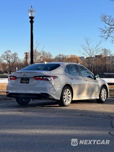 2023 Toyota Camry LE - zdjęcie 4 z 20 - miniatura