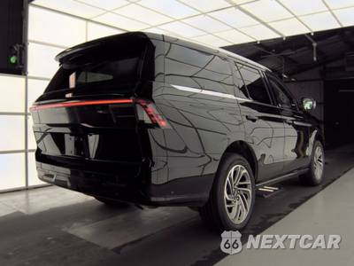 2025 Lincoln Navigator Reserve - zdjęcie 4 z 38 - miniatura