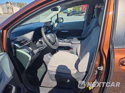 2024 Toyota Sienna LE 8-Passenger 120.5" WB - zdjęcie 7 z 18 - miniatura