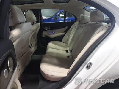 2022 Mercedes-Benz E 350 4MATIC Sedan - zdjęcie 13 z 25 - miniatura