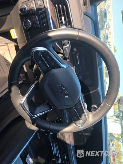2025 Chevrolet Suburban Z71 2Z7 - zdjęcie 10 z 26 - miniatura