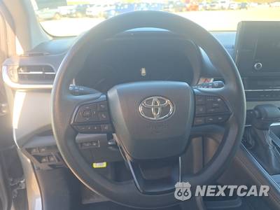 2025 Toyota Sienna LE 8-Passenger 120.5" WB - zdjęcie 10 z 25 - miniatura
