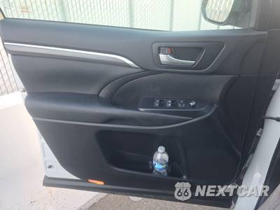 2019 Toyota Highlander SE - zdjęcie 9 z 23 - miniatura