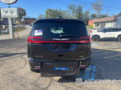 2024 Chrysler Pacifica Touring 121.6" WB - zdjęcie 5 z 11 - miniatura