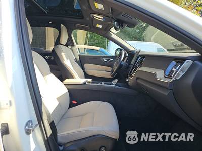 2026 Volvo XC60 B5 Plus - zdjęcie 8 z 26 - miniatura