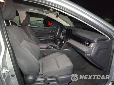 2025 Toyota Camry LE - zdjęcie 8 z 25 - miniatura