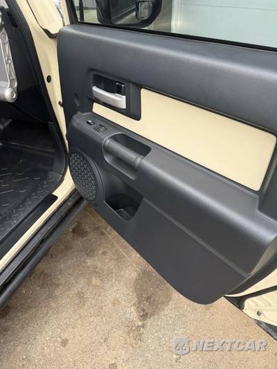 2010 Toyota FJ Cruiser w/Rear Doors - zdjęcie 33 z 39 - miniatura