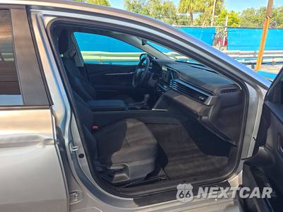 2026 Toyota Camry LE - zdjęcie 8 z 23 - miniatura