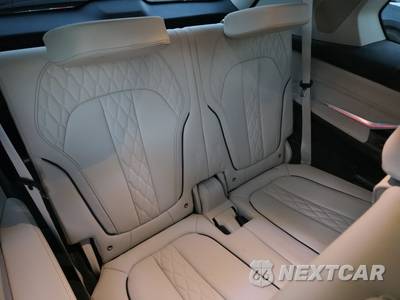 2025 BMW X7 xDrive40i - zdjęcie 14 z 23 - miniatura