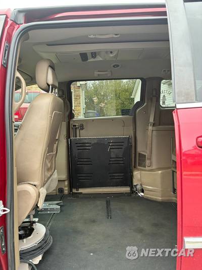 2016 Chrysler Town & Country Touring 121.2" WB - zdjęcie 9 z 22 - miniatura