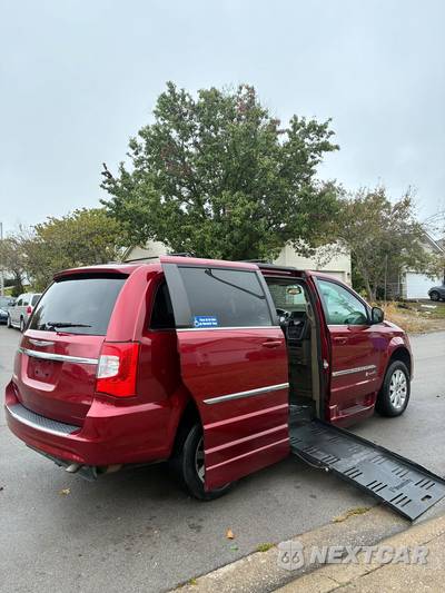 2016 Chrysler Town & Country Touring 121.2" WB