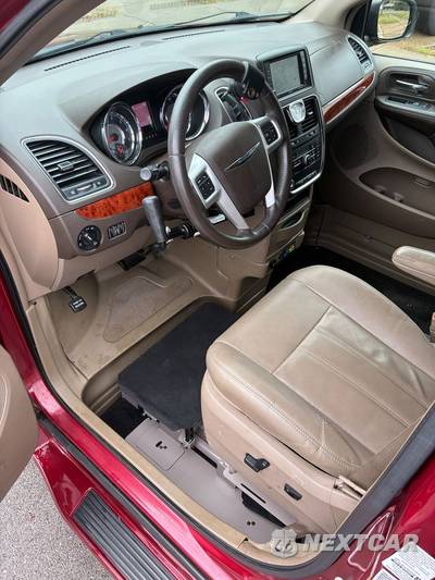 2016 Chrysler Town & Country Touring 121.2" WB - zdjęcie 10 z 22 - miniatura
