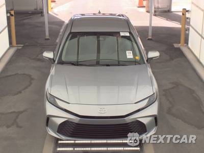 2025 Toyota Camry LE - zdjęcie 2 z 19 - miniatura