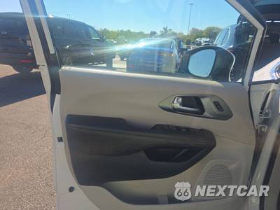 2023 Chrysler Pacifica Touring L 121.6" WB - zdjęcie 9 z 28 - miniatura