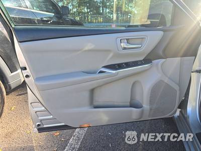 2015 Toyota Camry LE - zdjęcie 9 z 64 - miniatura