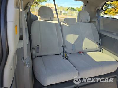 2011 Toyota Sienna Mobility LE 7-Passenger 119.3" WB - zdjęcie 14 z 43 - miniatura