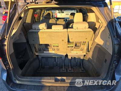 2015 Toyota Sienna XLE 8-Passenger 119.3" WB - zdjęcie 17 z 34 - miniatura