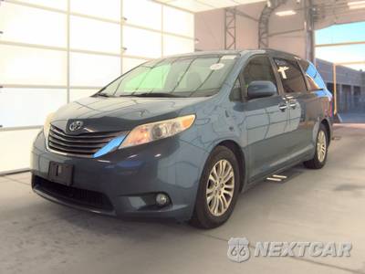 2015 Toyota Sienna XLE 8-Passenger 119.3" WB