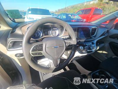 2017 Chrysler Pacifica Touring Plus 121.6" WB - zdjęcie 17 z 44 - miniatura