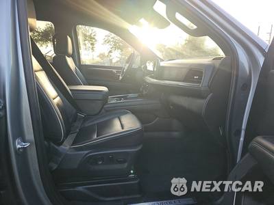 2025 Chevrolet Suburban Premier 1LZ - zdjęcie 8 z 23 - miniatura