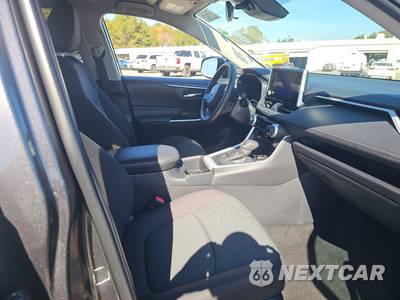 2025 Toyota RAV4 XLE - zdjęcie 16 z 19 - miniatura