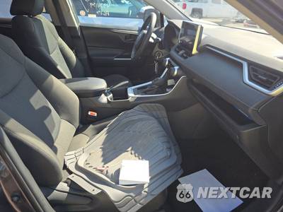 2025 Toyota RAV4 LE - zdjęcie 8 z 24 - miniatura