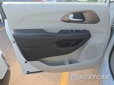 2023 Chrysler Voyager LX 121.6" WB - zdjęcie 9 z 26 - miniatura