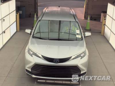2025 Toyota Sienna LE 8-Passenger 120.5" WB - zdjęcie 2 z 27 - miniatura