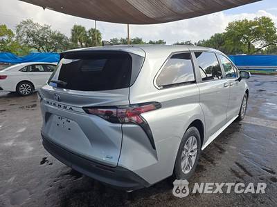 2025 Toyota Sienna LE 8-Passenger 120.5" WB - zdjęcie 4 z 33 - miniatura