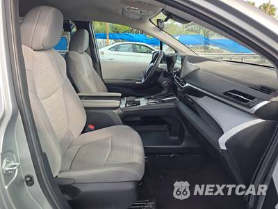 2025 Toyota Sienna LE 8-Passenger 120.5" WB - zdjęcie 8 z 33 - miniatura