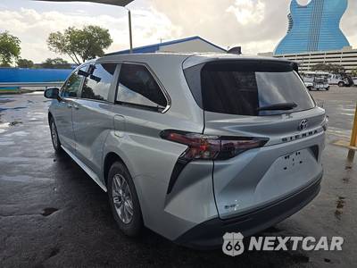 2025 Toyota Sienna LE 8-Passenger 120.5" WB - zdjęcie 6 z 33 - miniatura