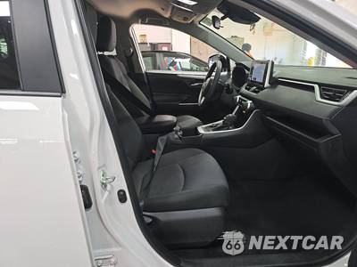 2025 Toyota RAV4 Hybrid XLE - zdjęcie 8 z 36 - miniatura