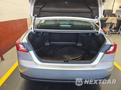 2025 Toyota Camry LE - zdjęcie 16 z 31 - miniatura