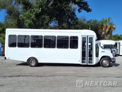 2017 Ford Super Duty E-450 Cutaway DRW - zdjęcie 2 z 28 - miniatura