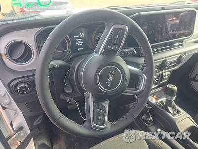 2025 Jeep Wrangler 4 Door Sahara - zdjęcie 10 z 17 - miniatura