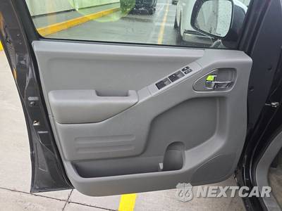 2017 Nissan Frontier SV Crew Cab Medium Bed - zdjęcie 9 z 17 - miniatura