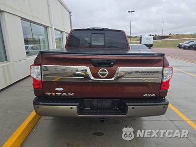 2017 Nissan TITAN Platinum Reserve Crew Cab Short Bed - zdjęcie 5 z 26 - miniatura