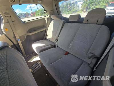 2011 Toyota Sienna LE 8-Passenger 119.3" WB - zdjęcie 11 z 13 - miniatura