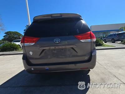 2011 Toyota Sienna LE 8-Passenger 119.3" WB - zdjęcie 5 z 13 - miniatura