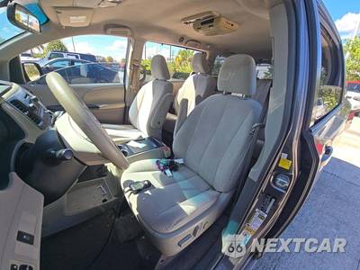 2011 Toyota Sienna LE 8-Passenger 119.3" WB - zdjęcie 7 z 13 - miniatura