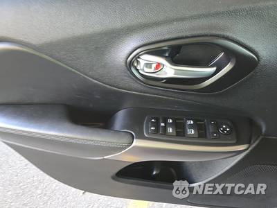 2021 Jeep Cherokee Latitude Lux - zdjęcie 9 z 25 - miniatura