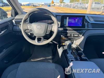 2025 Toyota Camry LE - zdjęcie 14 z 33 - miniatura