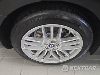 2025 BMW 5 Series Sedan 530i xDrive - zdjęcie 10 z 22 - miniatura