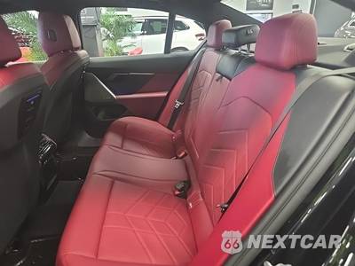 2025 BMW 5 Series Sedan 530i xDrive - zdjęcie 16 z 22 - miniatura