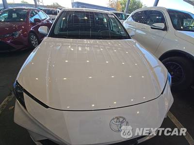 2025 Toyota Camry LE - zdjęcie 2 z 25 - miniatura