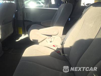 2013 Toyota Sienna LE 8-Passenger 119.3" WB - zdjęcie 13 z 40 - miniatura