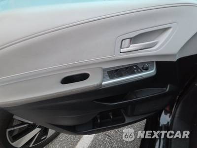 2025 Toyota Sienna LE 8-Passenger 120.5" WB - zdjęcie 9 z 28 - miniatura