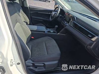 2025 Toyota Camry LE - zdjęcie 8 z 41 - miniatura