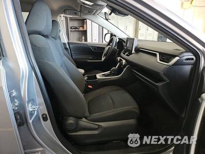 2025 Toyota RAV4 LE - zdjęcie 8 z 33 - miniatura