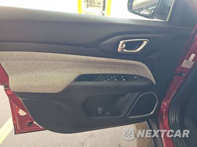 2025 Jeep Compass Latitude - zdjęcie 9 z 25 - miniatura